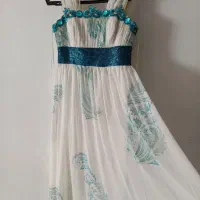 تعداد زیادی لباس و پالتو