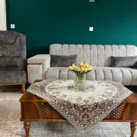 فروش مبل ۹ نفره به همراه میز وسط و سه تا میز عسلی