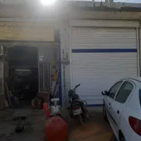 دو باب مغازه بر خیابان اصلی