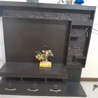 زیر تلویزیون دیواری تمیز و فاقد شکستگی