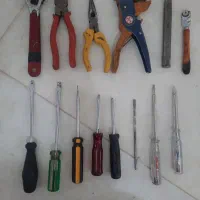 مقداری ابزار و وسایل