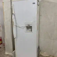 یک عدد یخچال و یک گاز
