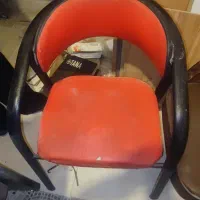 فروش دو عدد صندلی پایه چوبی و یک عدد پایه فلزی