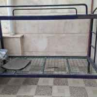 تخت دوطبقه ی فلزی