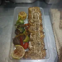 آشپز انواع غذاهای ایرانی و تخته کار