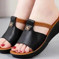 نیروی کار در کارخانه تولید کفش و صندل pu.