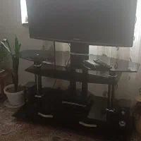 تلویزیون ال سی دی به همراه میز