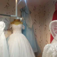 لباس های رنگی و عروس برای شو آرایشگاه.