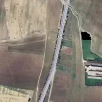 زمین بقل جاده اصلی