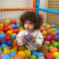 مربی خانم برای بازی با کودک