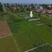 زمین-در-شهر-ساحلی-و-کوچه-منتهی-به-دریا