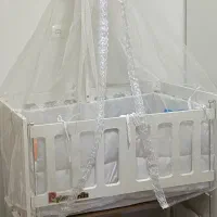 تخت و گهواره کنار مادر