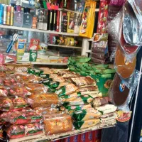 کارگر برای کار در دکه تنقلات