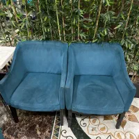 تعدادی صندلی و مبل رستوران