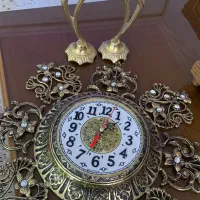 ساعت و دو عدد مجسمه