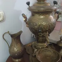 سماور ذغالی مدل هخامنشی  و شمعدان برنجی|کلکسیون اشیاء عتیقه|الوند, |دیوار