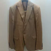 یک ست کت و شلوار و ژیله و کفش چرم