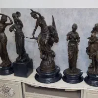 مجسمه برنزی زن کبوتر به دست