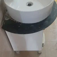 یک روشویی همراه با شیر