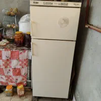 یک عدد گاز ۵ شعله سالم ویک عدد یخچال سالم