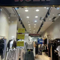 فروشندهپوشاک زنانه، خانم یا آقا