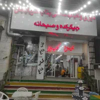 یک همکار برا ظرف شو در رستوران