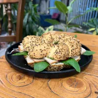 وِیتر خانم یا آقا برای کار در کافه شیفت صبح