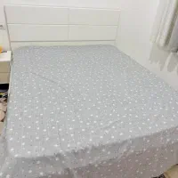 تخت دونفره و آینه دراور و دو عدد پاتختی بدون تشک