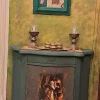 کنسول چوبی کارِ دست با نقاشی خاص و رنگ فیروزه‌ای