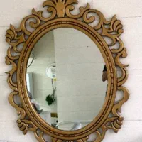 آینه با قاب چوبی