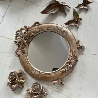 آینه پتینه همراه با دکوریاش