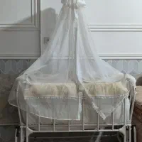 گهواره وتخت کنار مادر