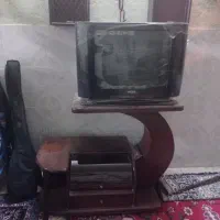 تلوزیون به همراه میز
