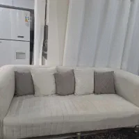 مبل راحتی ۳نفره تمیز همراه با میز عسلی