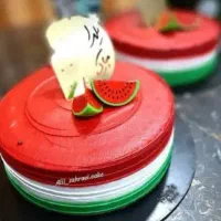 فروشنده  آقا  در قنادی مادر