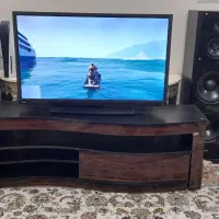 تلویزیون و میز تلویزیون