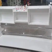 دوعدد پیشخوان کوچک،یک عدد دکور،یک عددمانکن ایستاده