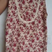 بلوز زنانه گل‌گلی آستین‌حلقه‌ای تمیز و سالم