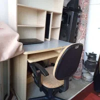 میز جا کتاب و لبتاب و باند کامپیوتر