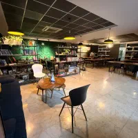 میز اشتراکی و اتاق های اختصاصی در فضای کار اشتراکی