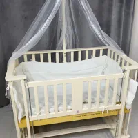 تخت نوزاد کنار مادر