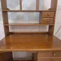 میز تحریر و کتابخانه