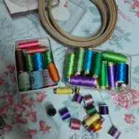 تعدادی کارگاه گلدوزی و مقداری  قرقره گلدوزی