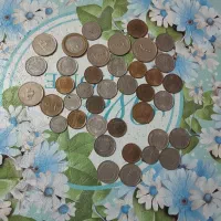 تعدادی سکه که به بعضی از اونها آهن ربا میچسبد