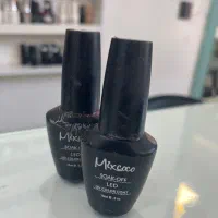 به یک نفر طراح ناخن در سالن تخصصی در بهترین لوکیشن