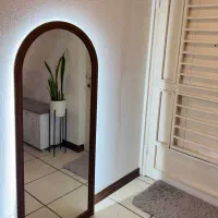 تخت ۴ شکن، سرشور آرایشگاهی، آینه کنبدی چوبی با نور|آرایشگاه و سالن‌های زیبایی|کیش, |دیوار