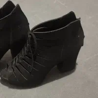 چند جفت کفش|کیف، کفش، کمربند|دورود, |دیوار