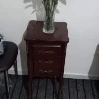 میز تلفن و گل و گلدان