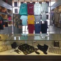 نیازمند به یک فروشنده خانوم غرفه پوشاک