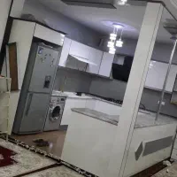 شاگرد نصب کاغذ دیواری و برچسب